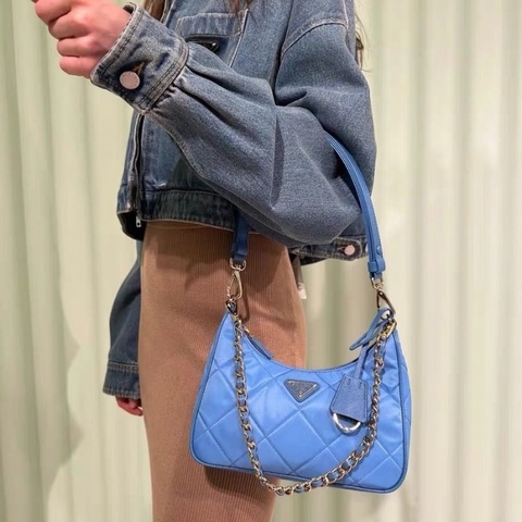 PRADA Re-Edition尼龍菱格肩背包 淺紫光藍 18*22*6  9新 配件塵袋
