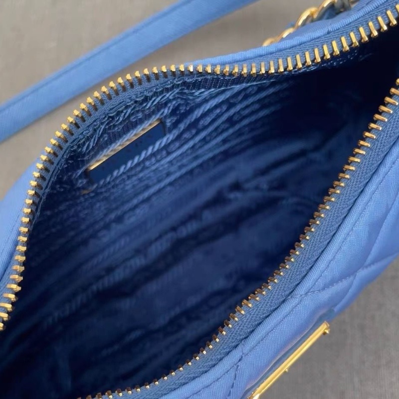 PRADA Re-Edition尼龍菱格肩背包 淺紫光藍 18*22*6  9新 配件塵袋-2