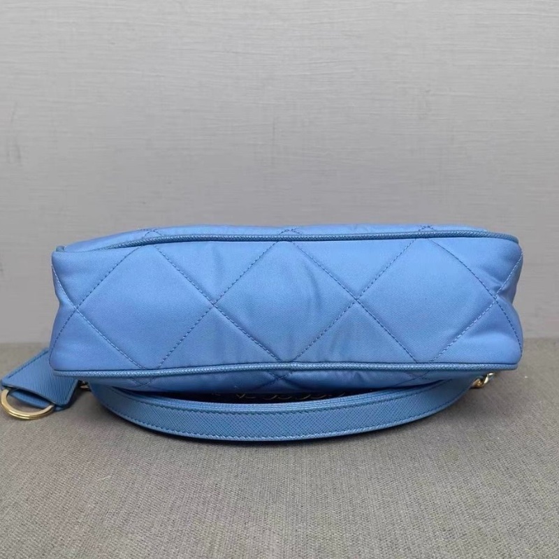 PRADA Re-Edition尼龍菱格肩背包 淺紫光藍 18*22*6  9新 配件塵袋-3