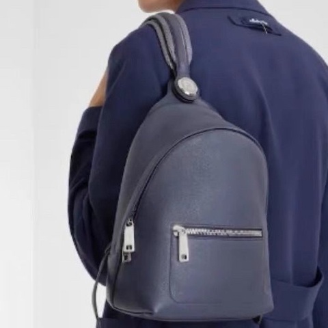 FENDI Chiodo 可調節肩帶小號立體設計後背包深藍色 30*11*23cm  95新 配件塵袋