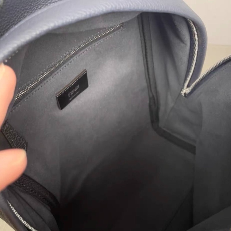 FENDI Chiodo 可調節肩帶小號立體設計後背包深藍色 30*11*23cm  95新 配件塵袋-2