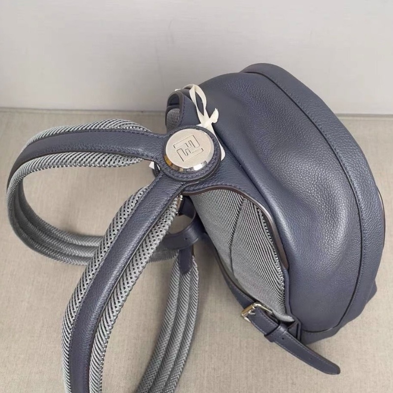 FENDI Chiodo 可調節肩帶小號立體設計後背包深藍色 30*11*23cm  95新 配件塵袋-4