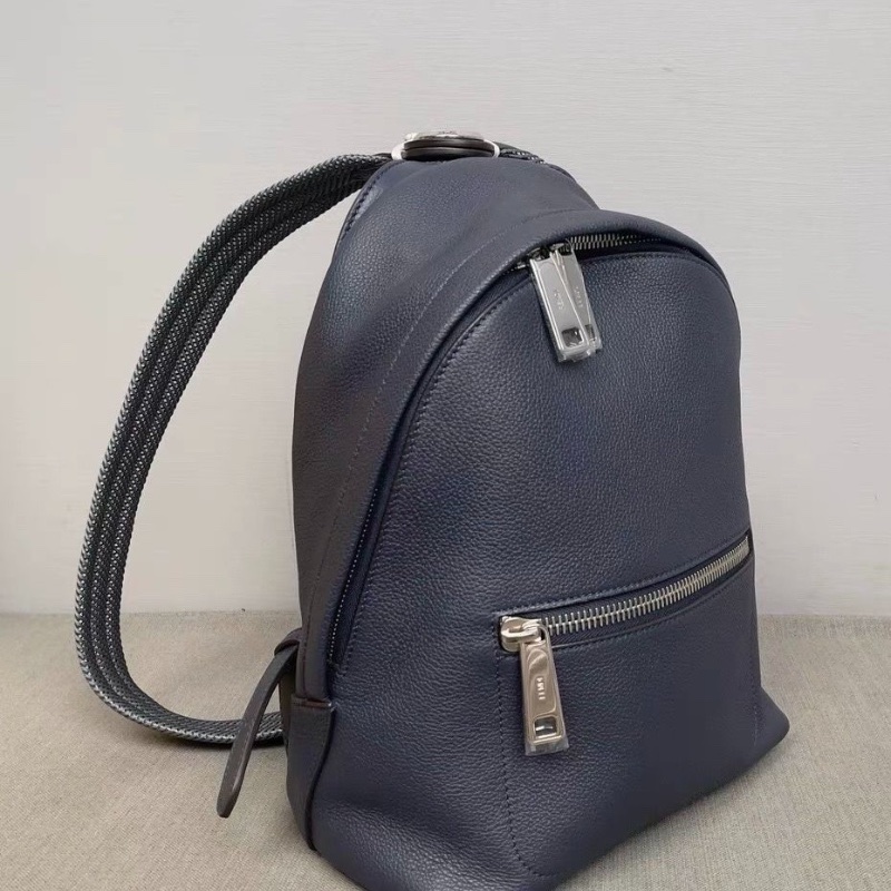 FENDI Chiodo 可調節肩帶小號立體設計後背包深藍色 30*11*23cm  95新 配件塵袋-6