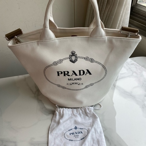 Prada 扇型沙灘包 奶白色