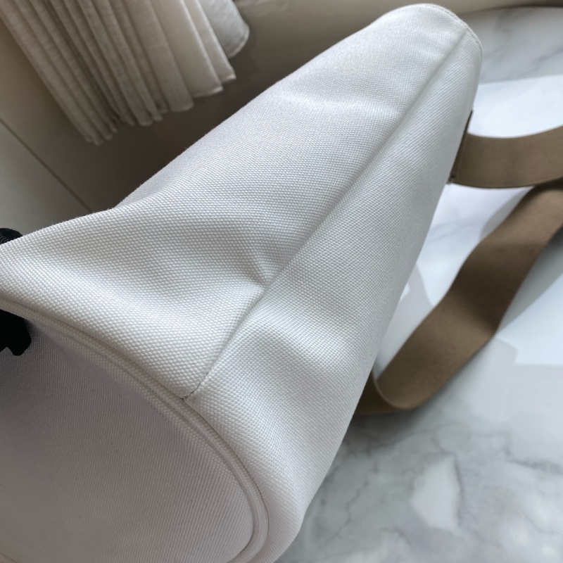 Prada 扇形沙灘包 奶白色-5