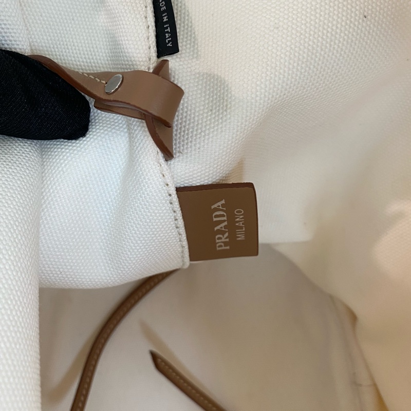 Prada 扇形沙灘包 奶白色-7