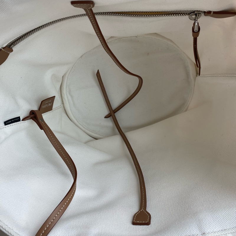 Prada 扇形沙灘包 奶白色-15