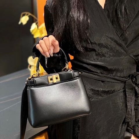 FENDI 黑金羊皮peekaboo Lconic 手提肩背斜背包20*15*9 9新 配件塵袋