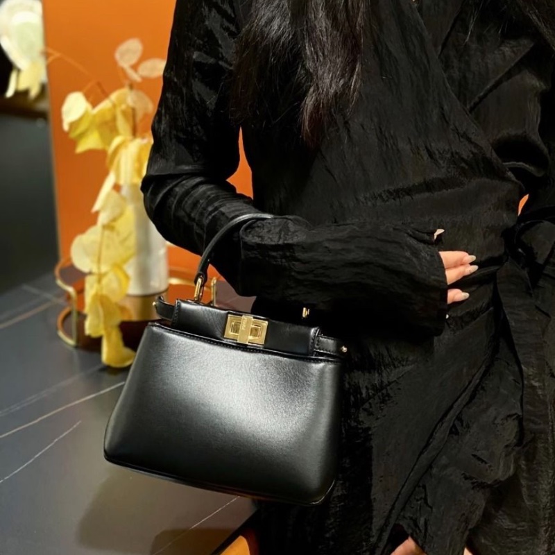 FENDI 黑金羊皮peekaboo Lconic 手提肩背斜背包20*15*9 9新 配件塵袋-1
