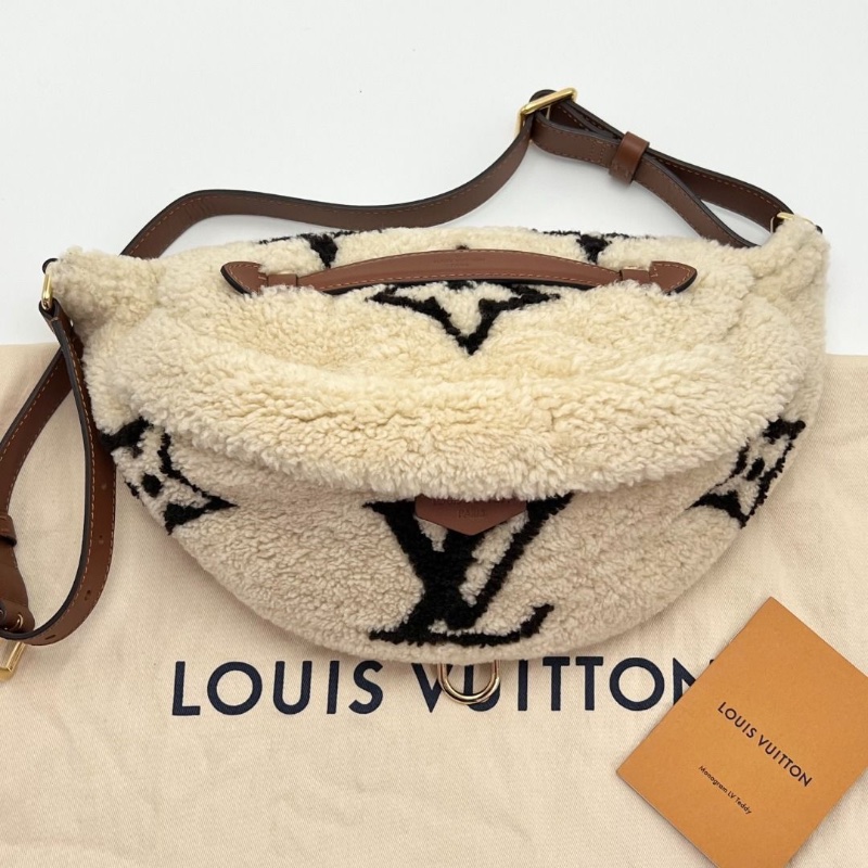 LV 羊羔毛bumbag泰迪熊腰包38*18*16 9新 配件塵袋-1
