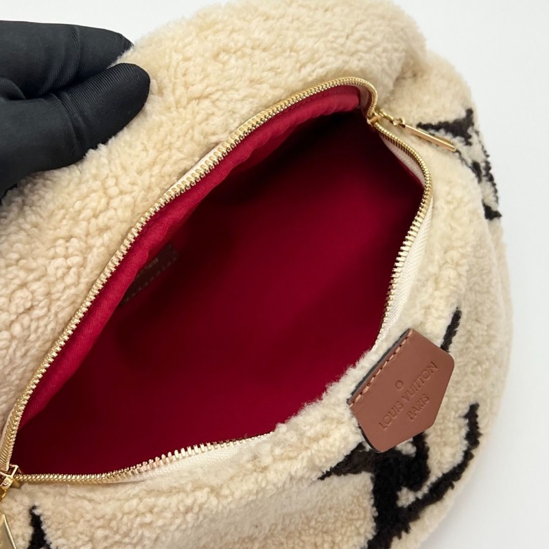 LV 羊羔毛bumbag泰迪熊腰包38*18*16 9新 配件塵袋-3