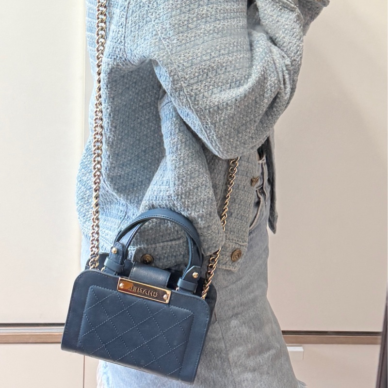 低於專櫃半價🫶🏻9新✨穿牛仔非常好看的香奈兒包💙CHANEL 18公分 有精緻感的把手 經典優雅菱格紋 有個性的包型-4