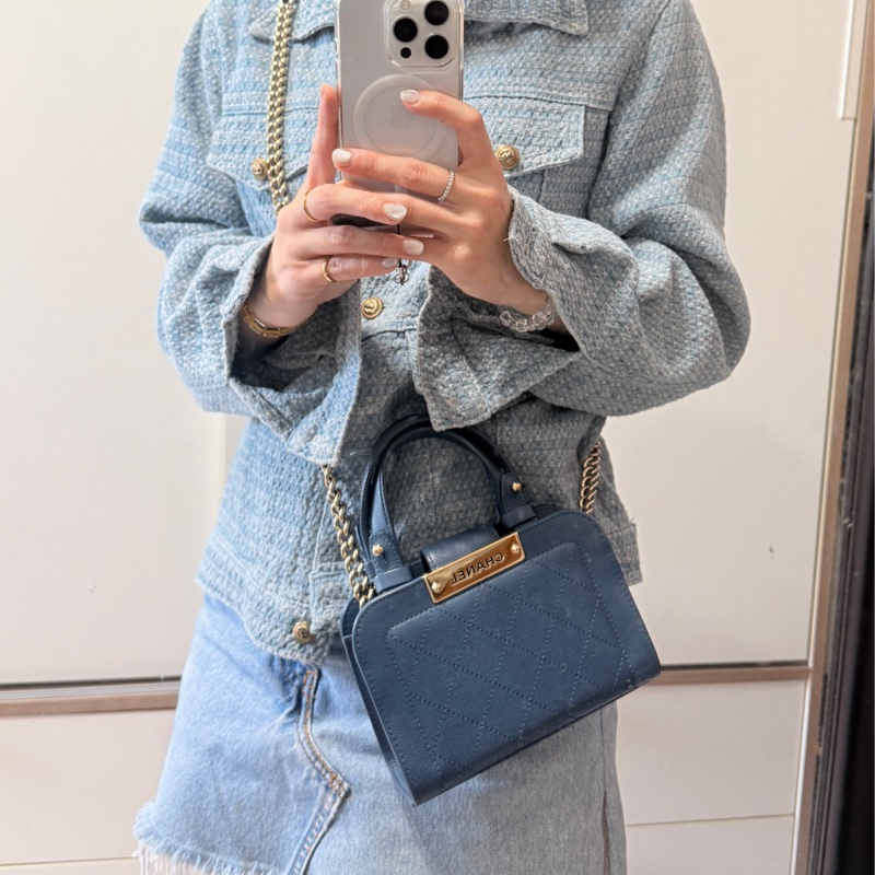 低於專櫃半價🫶🏻9新✨穿牛仔非常好看的香奈兒包💙CHANEL 18公分 有精緻感的把手 經典優雅菱格紋 有個性的包型-5