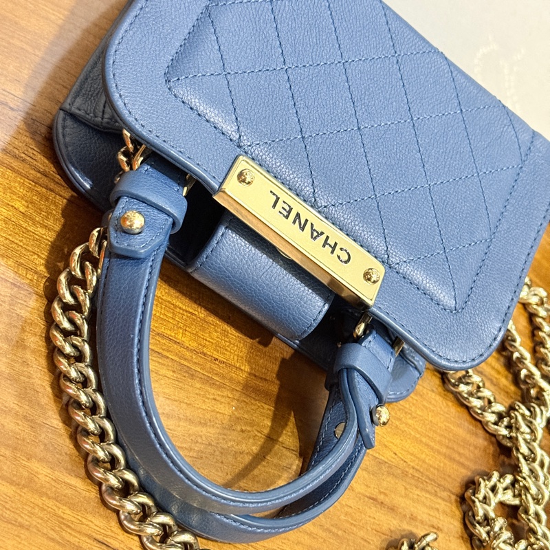 低於專櫃半價🫶🏻9新✨穿牛仔非常好看的香奈兒包💙CHANEL 18公分 有精緻感的把手 經典優雅菱格紋 有個性的包型-17