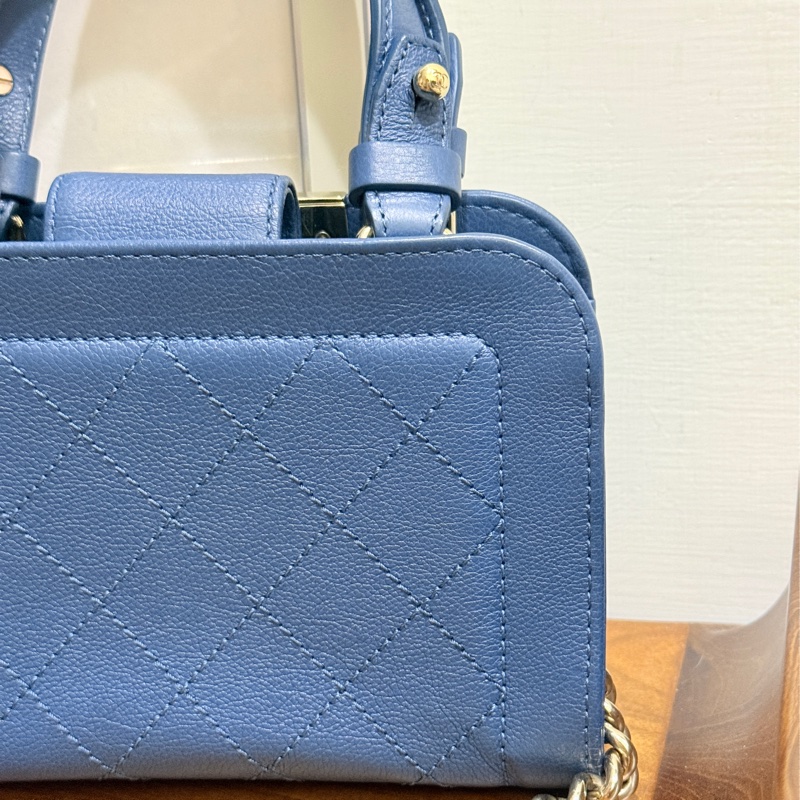 低於專櫃半價🫶🏻9新✨穿牛仔非常好看的香奈兒包💙CHANEL 18公分 有精緻感的把手 經典優雅菱格紋 有個性的包型-40