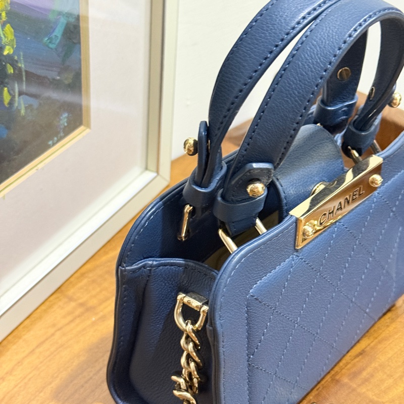 低於專櫃半價🫶🏻9新✨穿牛仔非常好看的香奈兒包💙CHANEL 18公分 有精緻感的把手 經典優雅菱格紋 有個性的包型-45