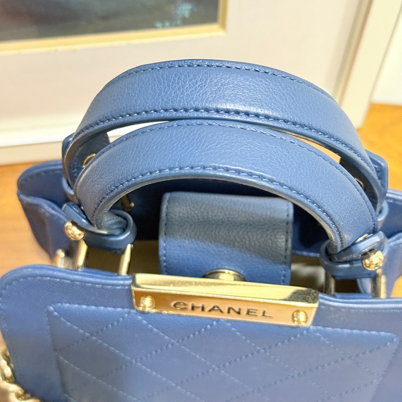 低於專櫃半價🫶🏻9新✨穿牛仔非常好看的香奈兒包💙CHANEL 18公分 有精緻感的把手 經典優雅菱格紋 有個性的包型-46