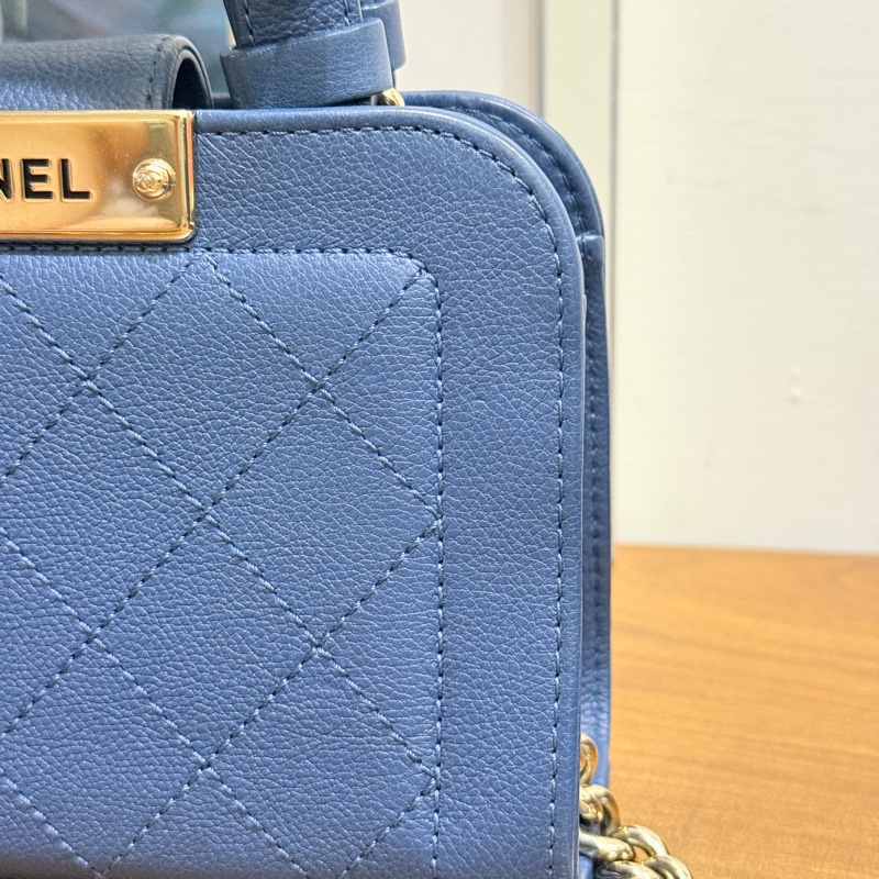 低於專櫃半價🫶🏻9新✨穿牛仔非常好看的香奈兒包💙CHANEL 18公分 有精緻感的把手 經典優雅菱格紋 有個性的包型-51