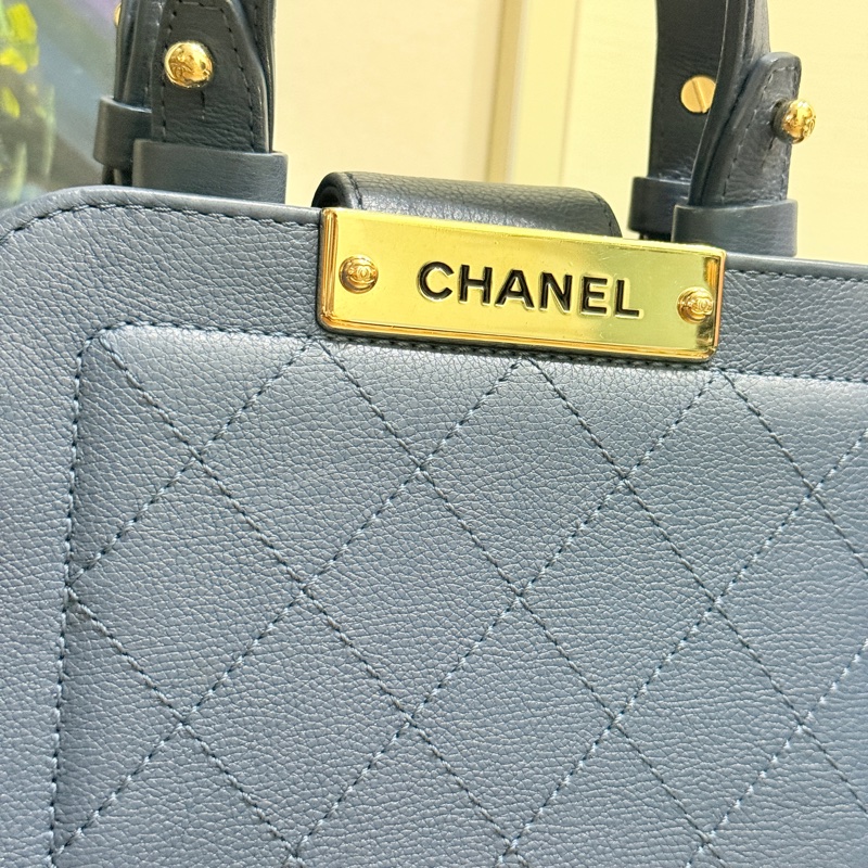 低於專櫃半價🫶🏻9新✨穿牛仔非常好看的香奈兒包💙CHANEL 18公分 有精緻感的把手 經典優雅菱格紋 有個性的包型-52