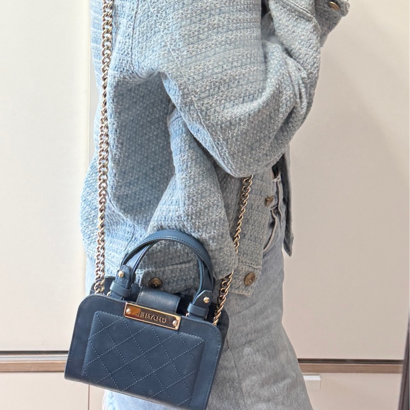 低於專櫃半價🫶🏻9新✨穿牛仔非常好看的香奈兒包💙CHANEL 18公分 有精緻感的把手 經典優雅菱格紋 有個性的包型-58