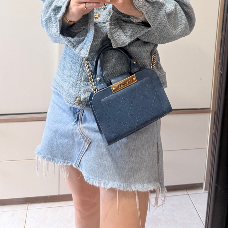 低於專櫃半價🫶🏻9新✨穿牛仔非常好看的香奈兒包💙CHANEL 18公分 有精緻感的把手 經典優雅菱格紋 有個性的包型-61