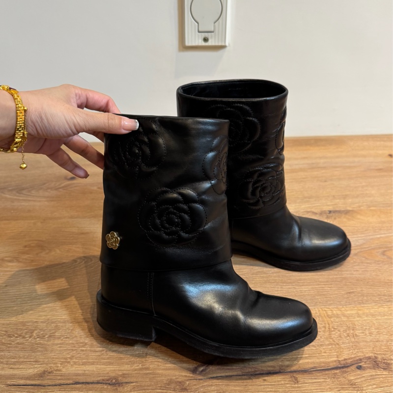 CHANEL 香奈兒 G31923 黑色牛皮 立體 山茶花 低跟 短筒 皮靴 靴子 短靴-0