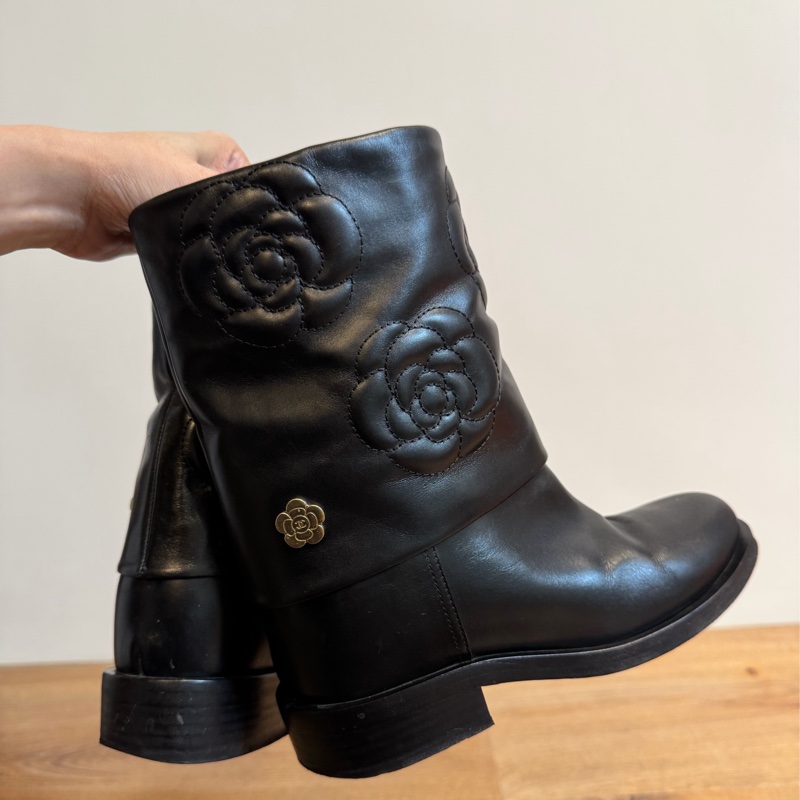 CHANEL 香奈兒 G31923 黑色牛皮 立體 山茶花 低跟 短筒 皮靴 靴子 短靴-2