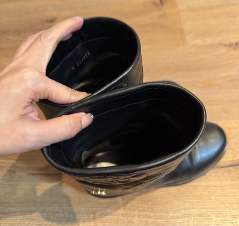 CHANEL 香奈兒 G31923 黑色牛皮 立體 山茶花 低跟 短筒 皮靴 靴子 短靴-5