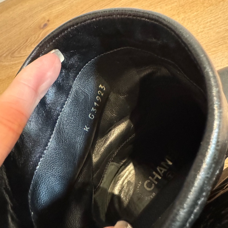 CHANEL 香奈兒 G31923 黑色牛皮 立體 山茶花 低跟 短筒 皮靴 靴子 短靴-6