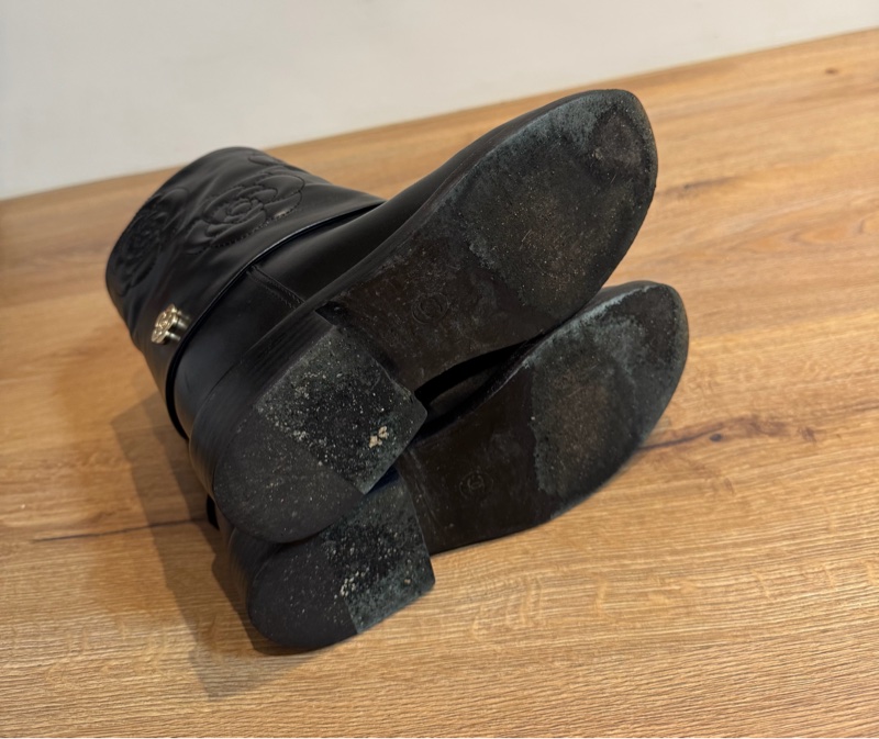 CHANEL 香奈兒 G31923 黑色牛皮 立體 山茶花 低跟 短筒 皮靴 靴子 短靴-8