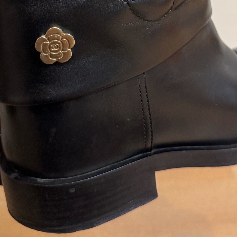 CHANEL 香奈兒 G31923 黑色牛皮 立體 山茶花 低跟 短筒 皮靴 靴子 短靴-9