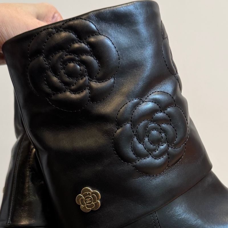 CHANEL 香奈兒 G31923 黑色牛皮 立體 山茶花 低跟 短筒 皮靴 靴子 短靴-10