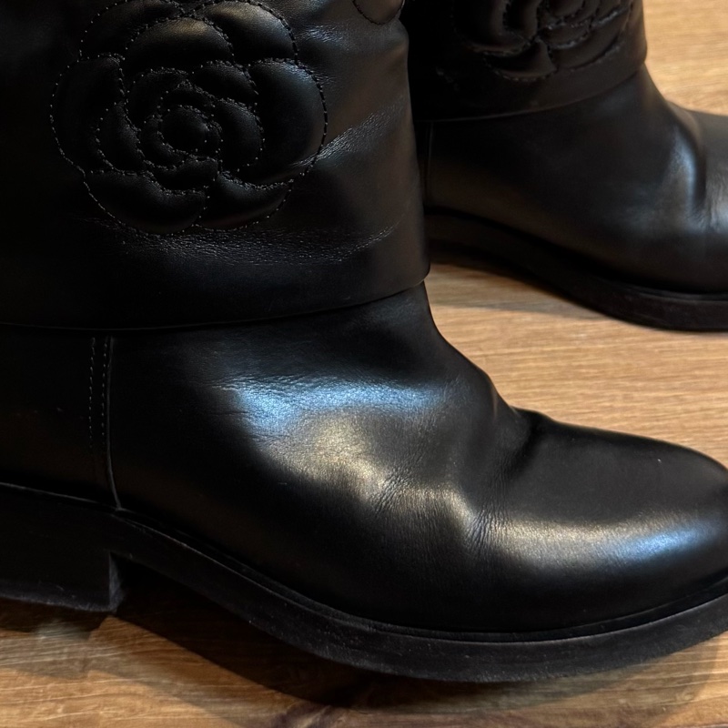 CHANEL 香奈兒 G31923 黑色牛皮 立體 山茶花 低跟 短筒 皮靴 靴子 短靴-12