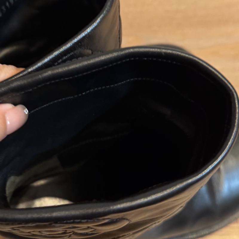 CHANEL 香奈兒 G31923 黑色牛皮 立體 山茶花 低跟 短筒 皮靴 靴子 短靴-15