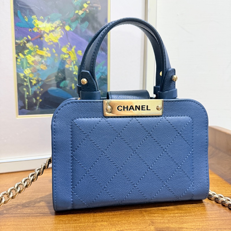 低於專櫃半價🫶🏻超甜賣9新✨穿牛仔非常好看的香奈兒包💙CHANEL 18公分  有精緻感的把手  經典優雅菱格紋  有個性的包型 好搭耐看的藍-1