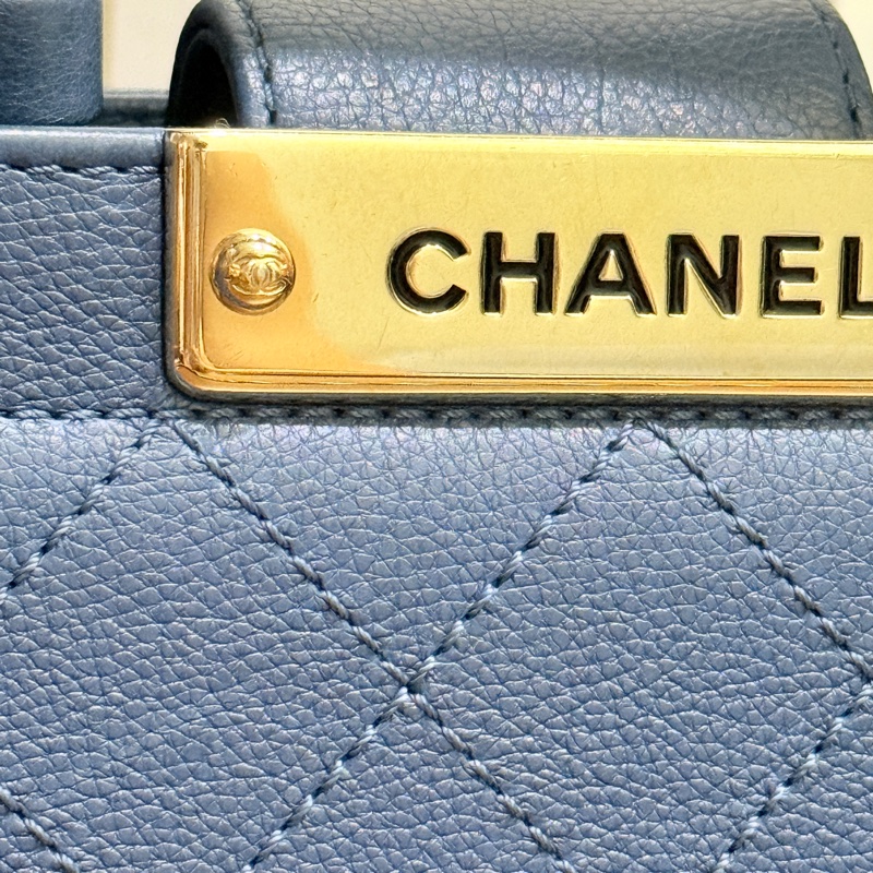低於專櫃半價🫶🏻超甜賣9新✨穿牛仔非常好看的香奈兒包💙CHANEL 18公分  有精緻感的把手  經典優雅菱格紋  有個性的包型 好搭耐看的藍-2