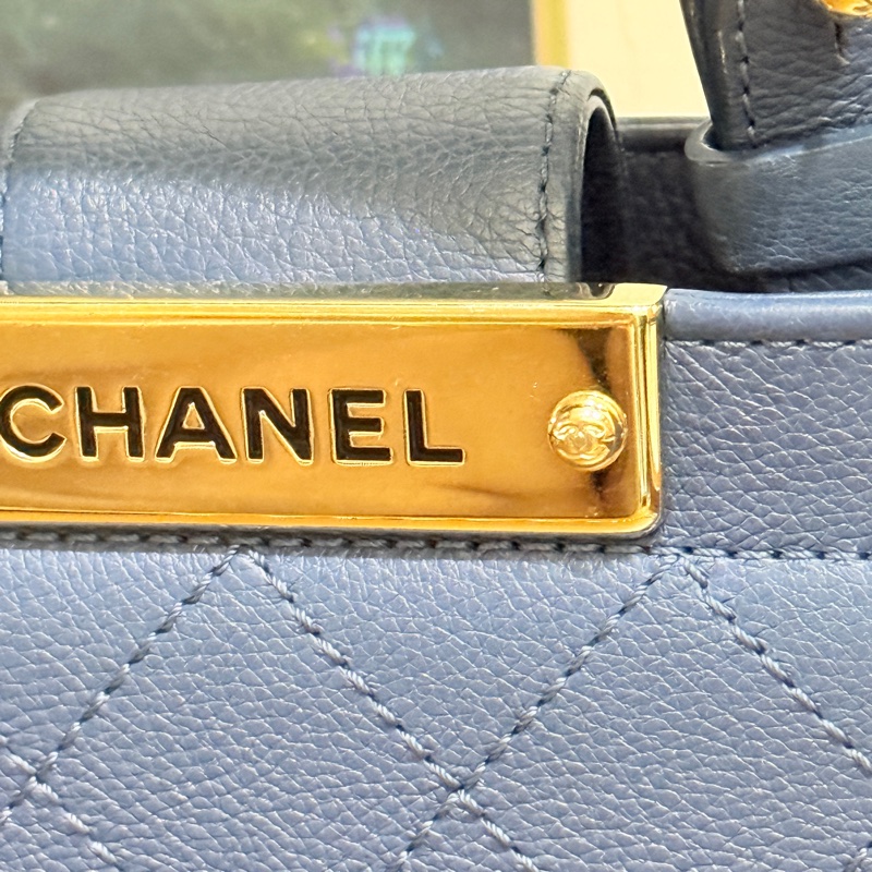 低於專櫃半價🫶🏻超甜賣9新✨穿牛仔非常好看的香奈兒包💙CHANEL 18公分  有精緻感的把手  經典優雅菱格紋  有個性的包型 好搭耐看的藍-3