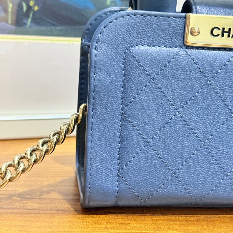 低於專櫃半價🫶🏻超甜賣9新✨穿牛仔非常好看的香奈兒包💙CHANEL 18公分  有精緻感的把手  經典優雅菱格紋  有個性的包型 好搭耐看的藍-5