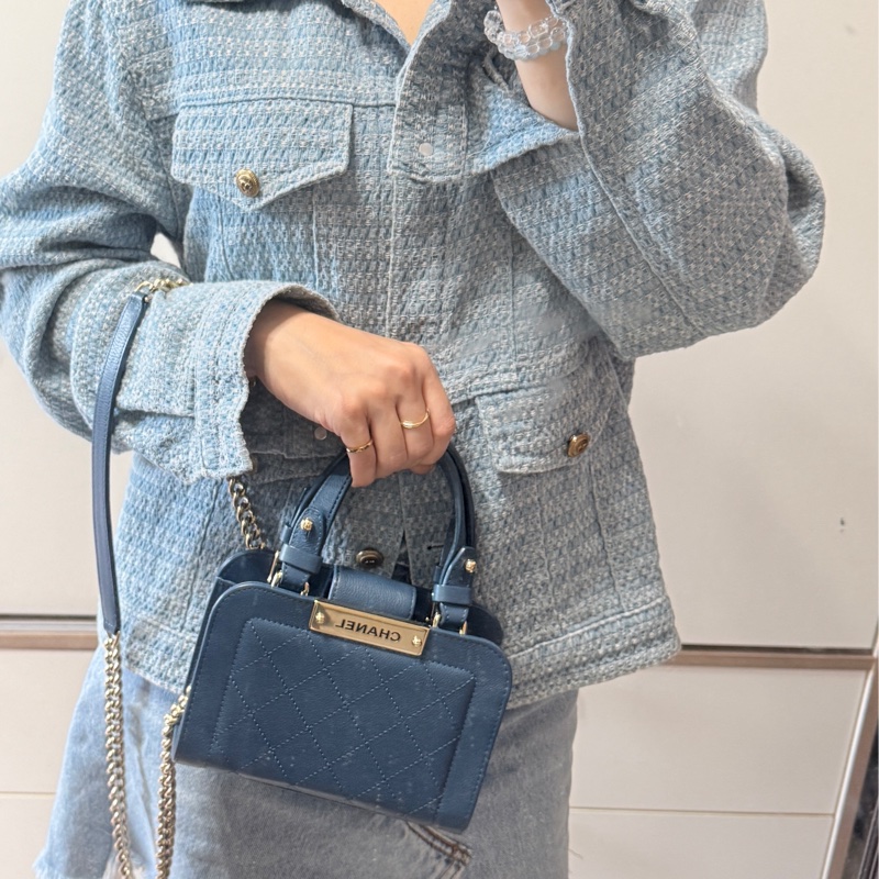 低於專櫃半價🫶🏻超甜賣9新✨穿牛仔非常好看的香奈兒包💙CHANEL 18公分  有精緻感的把手  經典優雅菱格紋  有個性的包型 好搭耐看的藍-6