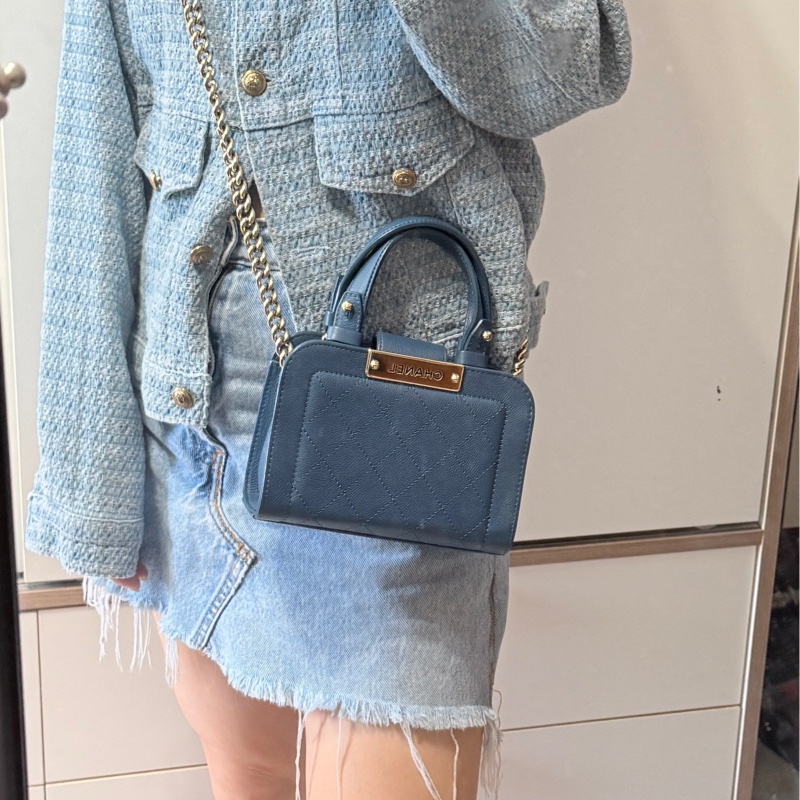 低於專櫃半價🫶🏻超甜賣9新✨穿牛仔非常好看的香奈兒包💙CHANEL 18公分  有精緻感的把手  經典優雅菱格紋  有個性的包型 好搭耐看的藍-7