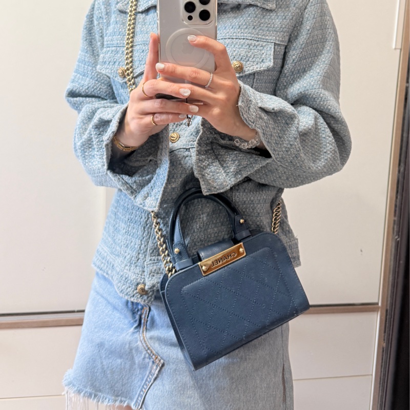 低於專櫃半價🫶🏻超甜賣9新✨穿牛仔非常好看的香奈兒包💙CHANEL 18公分  有精緻感的把手  經典優雅菱格紋  有個性的包型 好搭耐看的藍-8