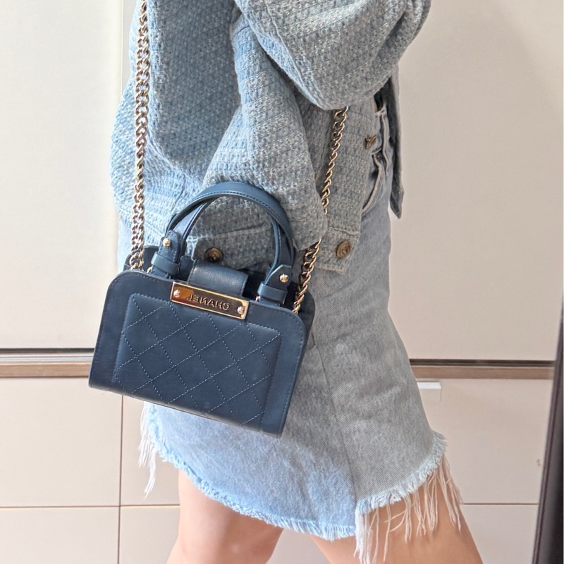 低於專櫃半價🫶🏻超甜賣9新✨穿牛仔非常好看的香奈兒包💙CHANEL 18公分  有精緻感的把手  經典優雅菱格紋  有個性的包型 好搭耐看的藍-9