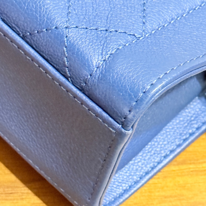 低於專櫃半價🫶🏻超甜賣9新✨穿牛仔非常好看的香奈兒包💙CHANEL 18公分  有精緻感的把手  經典優雅菱格紋  有個性的包型 好搭耐看的藍-14