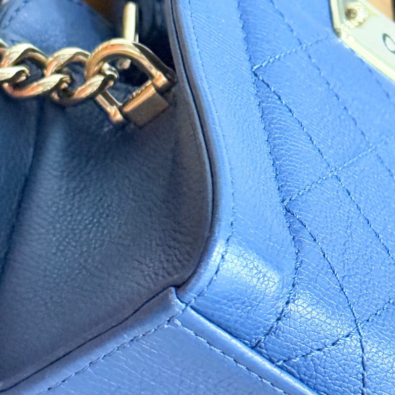 低於專櫃半價🫶🏻超甜賣9新✨穿牛仔非常好看的香奈兒包💙CHANEL 18公分  有精緻感的把手  經典優雅菱格紋  有個性的包型 好搭耐看的藍-18