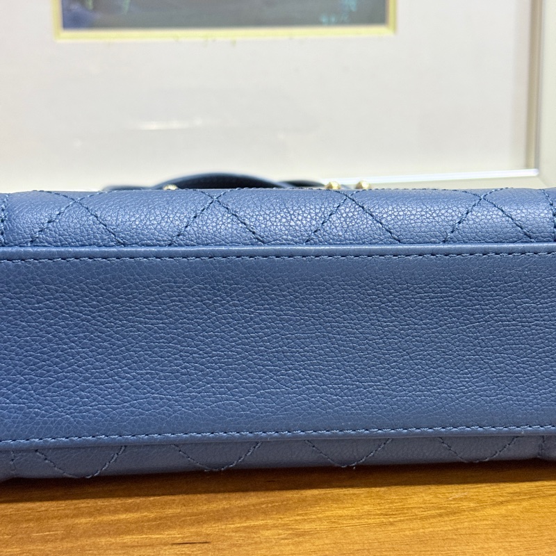 低於專櫃半價🫶🏻超甜賣9新✨穿牛仔非常好看的香奈兒包💙CHANEL 18公分  有精緻感的把手  經典優雅菱格紋  有個性的包型 好搭耐看的藍-20