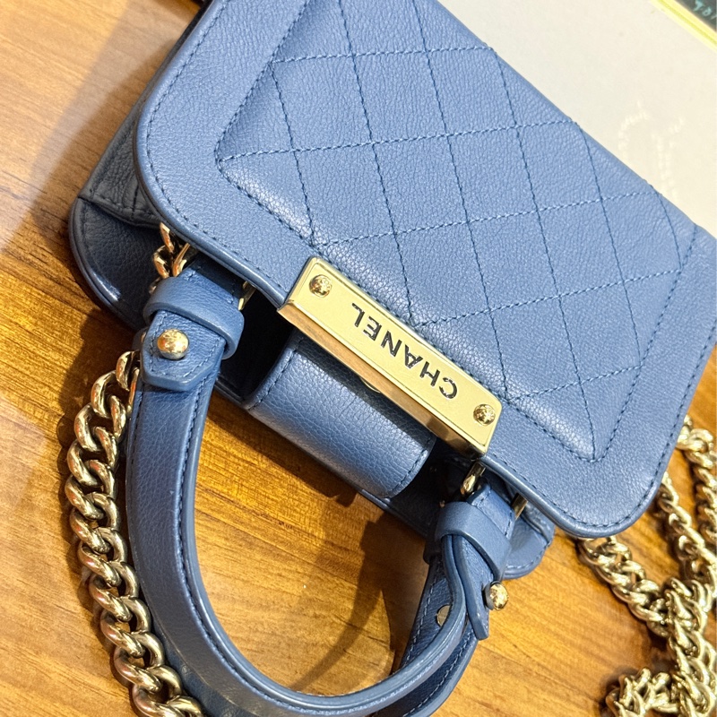 低於專櫃半價🫶🏻超甜賣9新✨穿牛仔非常好看的香奈兒包💙CHANEL 18公分  有精緻感的把手  經典優雅菱格紋  有個性的包型 好搭耐看的藍-22