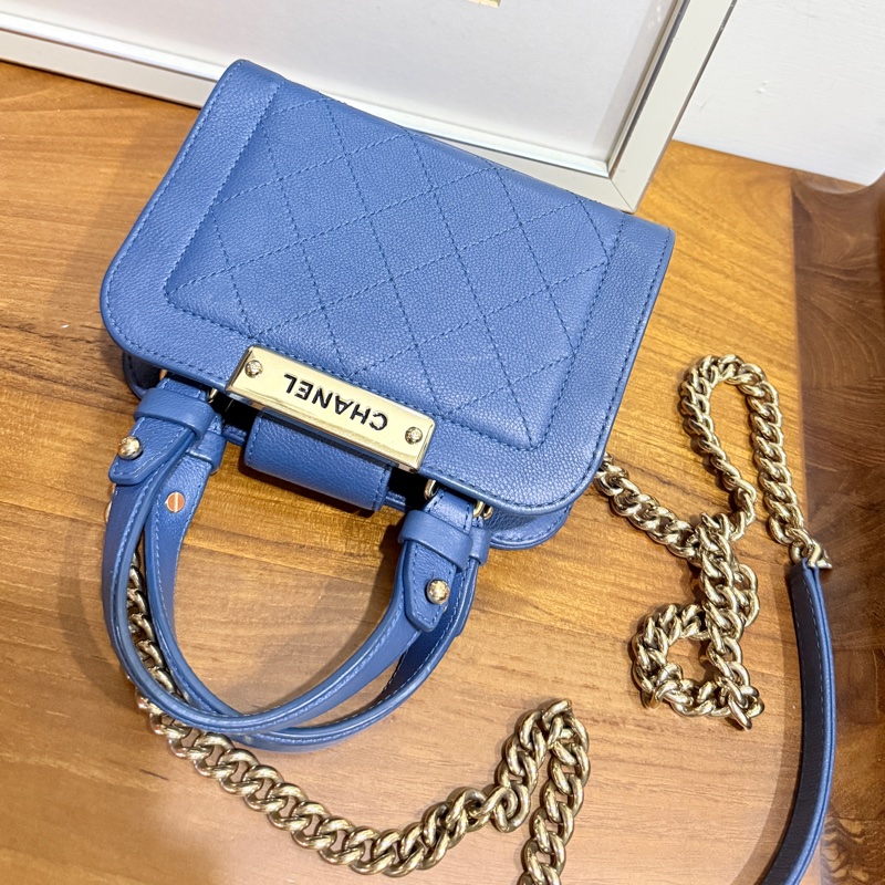 低於專櫃半價🫶🏻超甜賣9新✨穿牛仔非常好看的香奈兒包💙CHANEL 18公分  有精緻感的把手  經典優雅菱格紋  有個性的包型 好搭耐看的藍-24