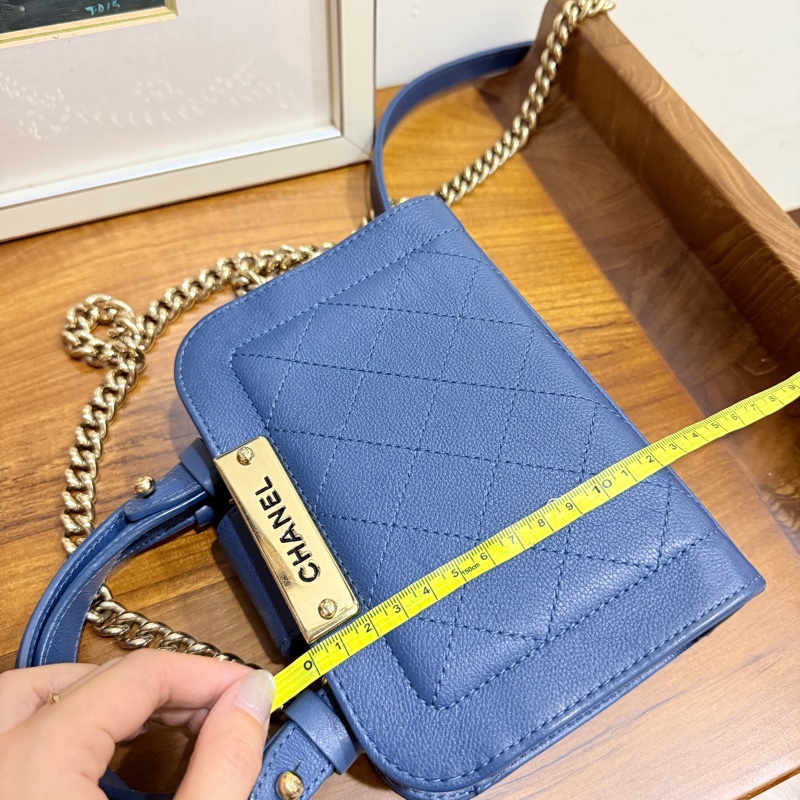 低於專櫃半價🫶🏻超甜賣9新✨穿牛仔非常好看的香奈兒包💙CHANEL 18公分  有精緻感的把手  經典優雅菱格紋  有個性的包型 好搭耐看的藍-25