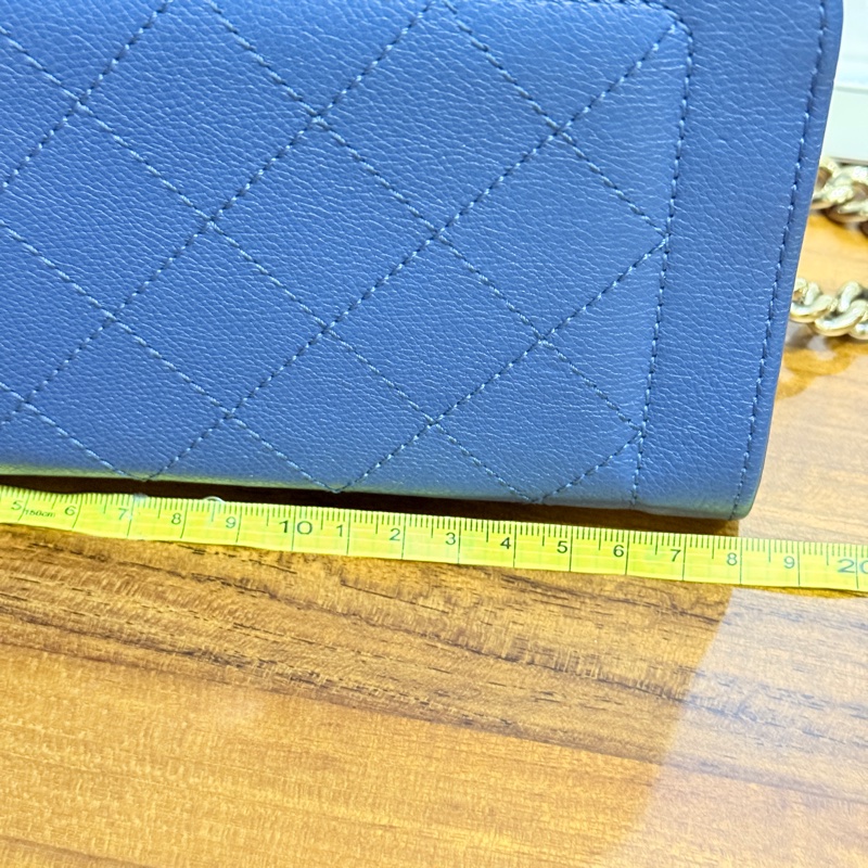 低於專櫃半價🫶🏻超甜賣9新✨穿牛仔非常好看的香奈兒包💙CHANEL 18公分  有精緻感的把手  經典優雅菱格紋  有個性的包型 好搭耐看的藍-28