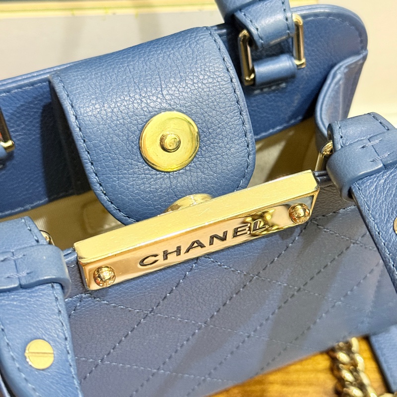 低於專櫃半價🫶🏻超甜賣9新✨穿牛仔非常好看的香奈兒包💙CHANEL 18公分  有精緻感的把手  經典優雅菱格紋  有個性的包型 好搭耐看的藍-31